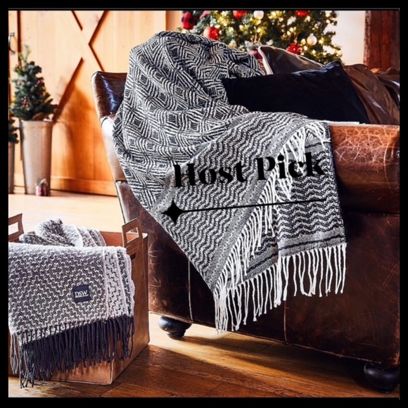 DSW Other - ⭐️HP⭐️NWT Geometric Print Luxury Throw